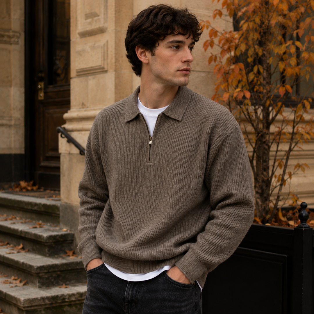 Maglione uomo marrone a coste con mezza zip aperta e colletto a polo