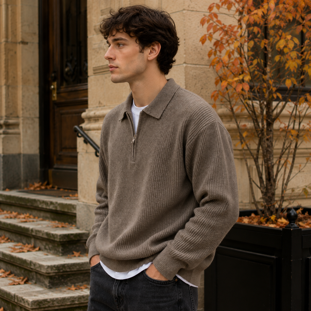 Maglione uomo marrone di profilo, colletto a polo e polsi a coste