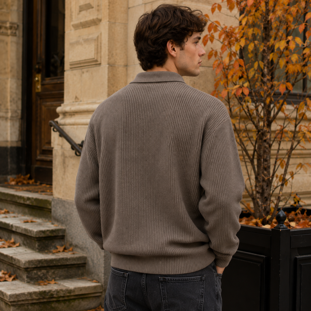 Retro del maglione marrone a coste con bordo inferiore a costine