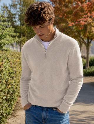 Maglione uomo beige con mezza zip aperta e t-shirt bianca a vista
