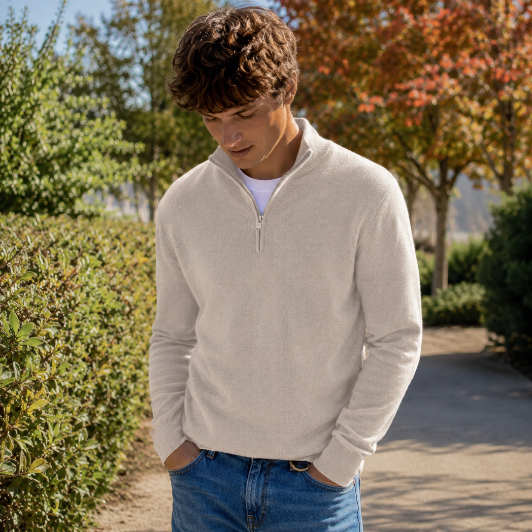 Maglione uomo beige con mezza zip aperta e t-shirt bianca a vista