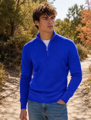 Maglione uomo blu elettrico con mezza zip e bordi a coste sui polsini