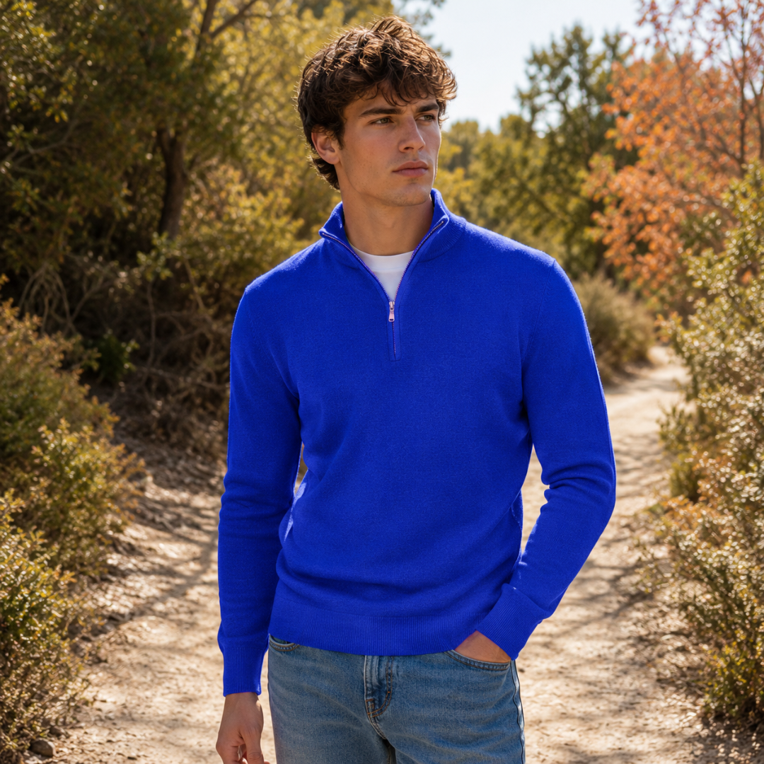 Maglione uomo blu elettrico con mezza zip e bordi a coste sui polsini