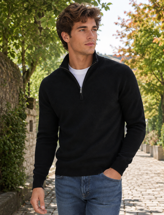 Maglione uomo nero con mezza zip aperta sul collo alto, look casual