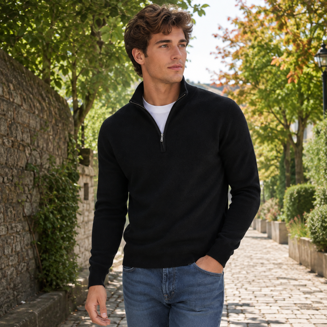 Maglione uomo nero con mezza zip aperta sul collo alto, look casual