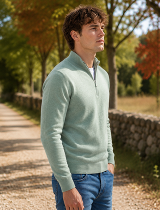 Maglione uomo verde a mezza zip con collo alto e pantaloni blu