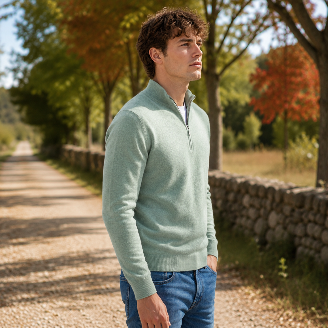 Maglione uomo verde a mezza zip con collo alto e pantaloni blu