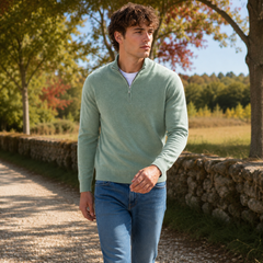 Uomo cammina con maglione verde a mezza zip aperta e maniche lunghe