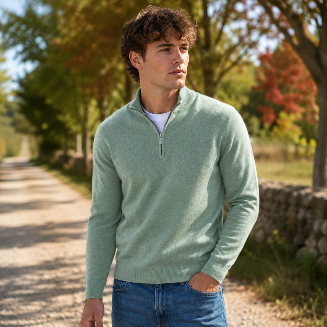 Dettaglio frontale del maglione verde con cursore metallico della mezza zip