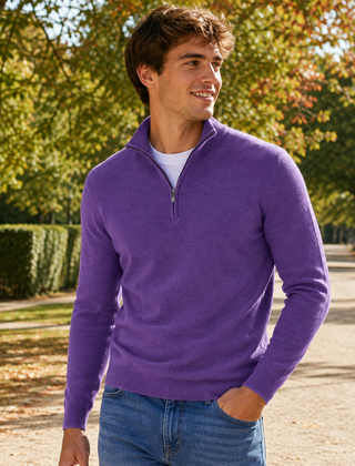 Maglione uomo viola scuro a mezza zip indossato sopra una t-shirt bianca