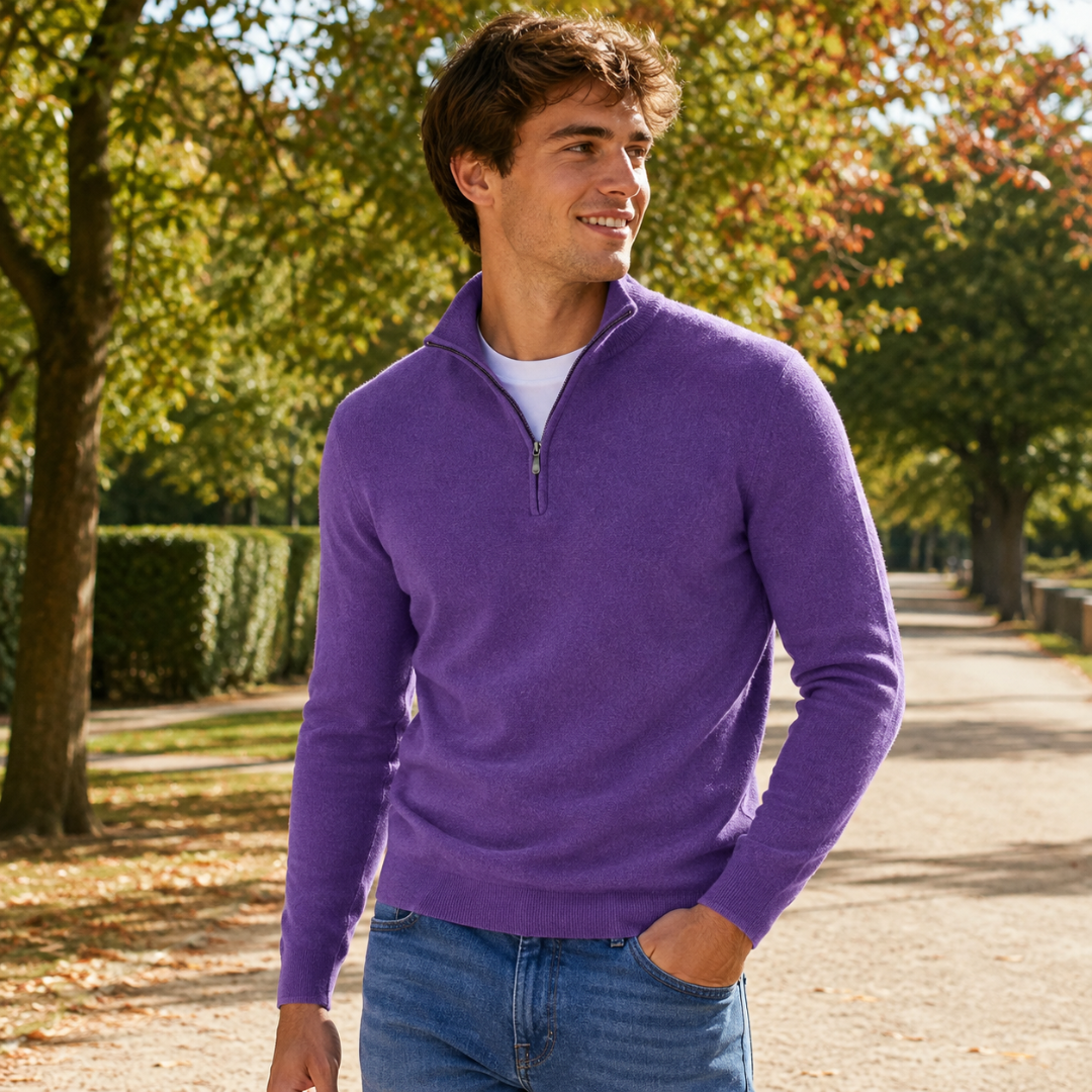 Maglione uomo viola scuro a mezza zip indossato sopra una t-shirt bianca