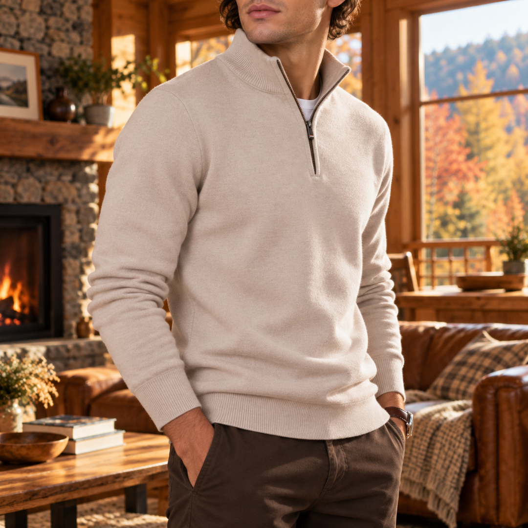 Dettaglio del maglione beige con zip aperta sul collo montante e maniche lunghe