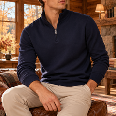 Maglione uomo blu navy a mezza zip indossato con pantaloni chiari