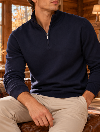 Maglione uomo blu navy a mezza zip indossato con pantaloni chiari