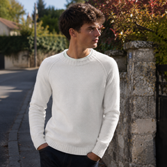 Maglione uomo bianco a girocollo con maniche raglan e maglia uniforme