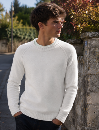 Maglione uomo bianco a girocollo con maniche raglan e maglia uniforme
