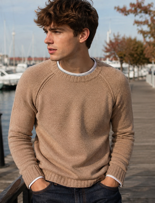 Maglione uomo cammello con girocollo a costine e maniche raglan lunghe