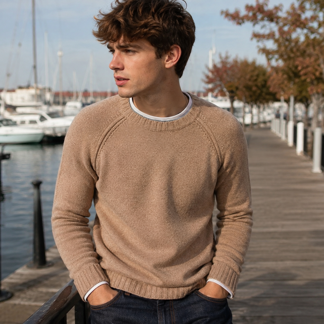Maglione uomo cammello con girocollo a costine e maniche raglan lunghe