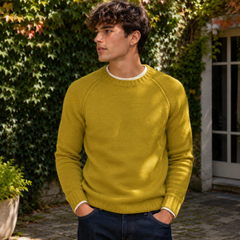 Maglione uomo giallo in tinta unita con girocollo a costine e raglan