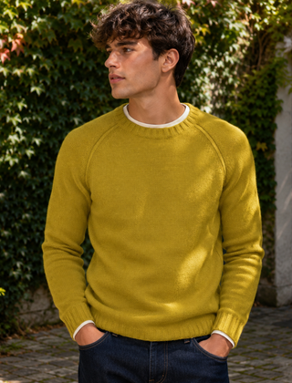 Maglione uomo giallo in tinta unita con girocollo a costine e raglan