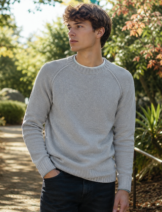 Maglione uomo grigio chiaro con girocollo a costine e maniche raglan