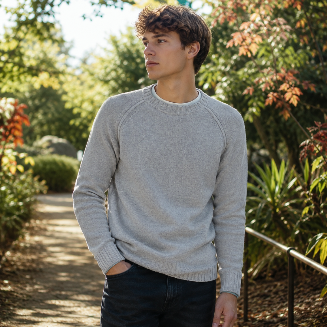 Maglione uomo grigio chiaro con girocollo a costine e maniche raglan