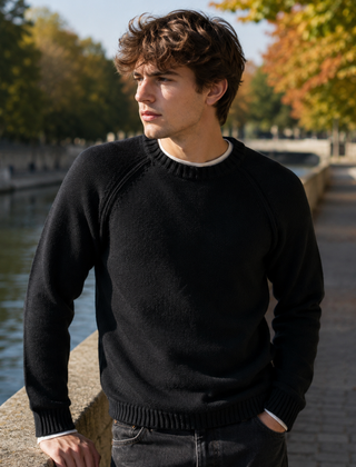 Maglione uomo nero con girocollo a costine, maniche raglan e fondo a costine