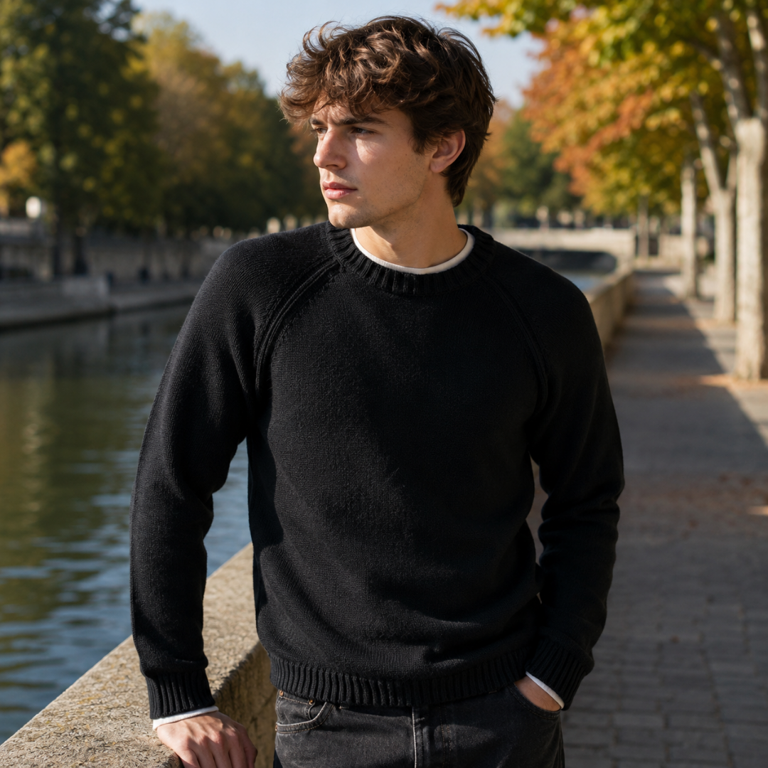 Maglione uomo nero con girocollo a costine, maniche raglan e fondo a costine