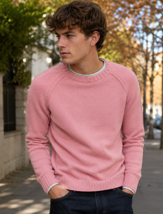 Maglione uomo rosa a girocollo con polsini a costine e cuciture raglan