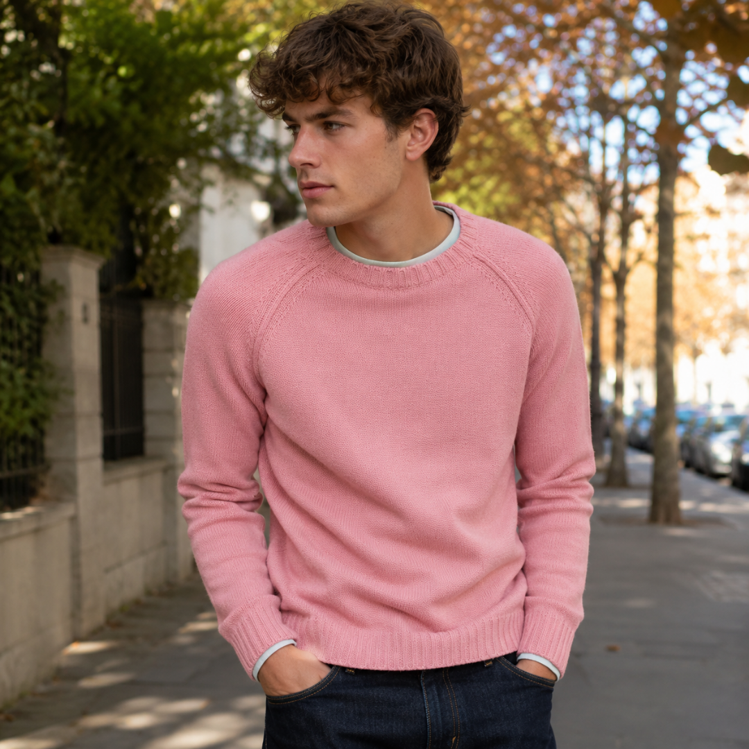 Maglione uomo rosa a girocollo con polsini a costine e cuciture raglan
