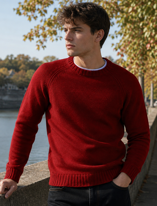 Maglione uomo rosso a girocollo con maniche raglan e polsini a costine