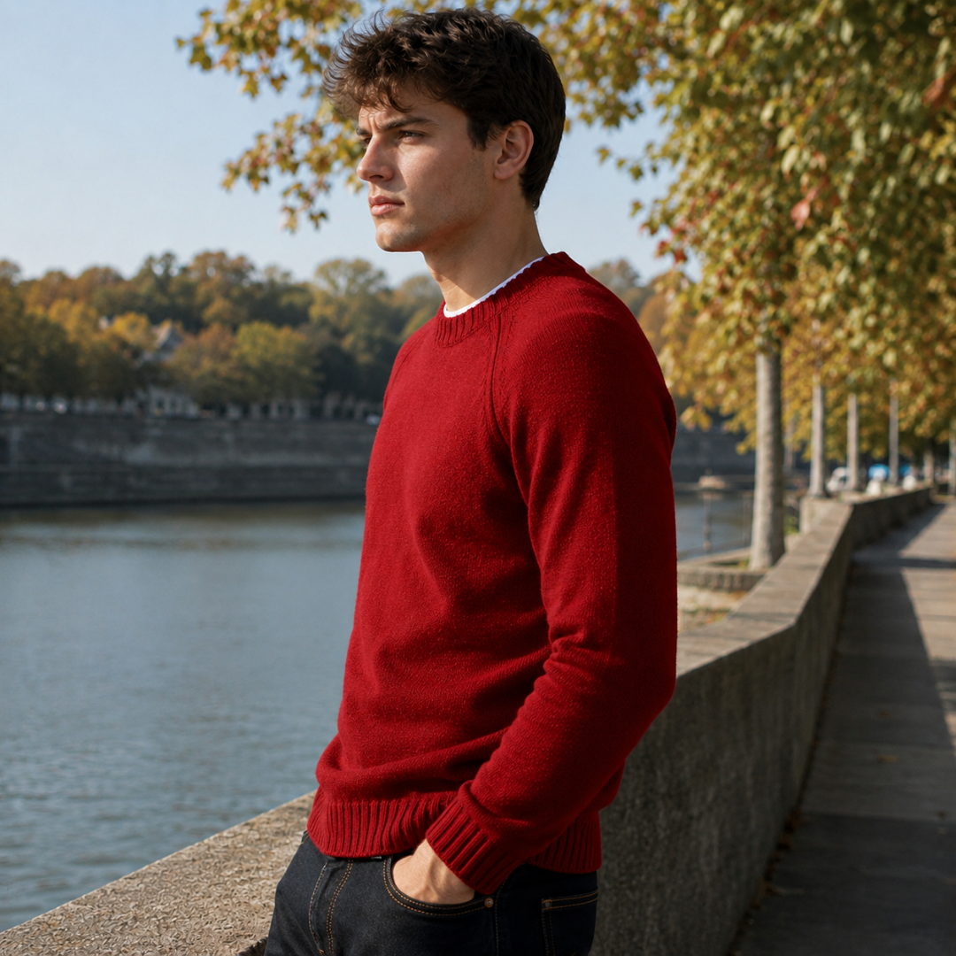 Vista laterale del maglione uomo rosso con cucitura raglan sulla spalla