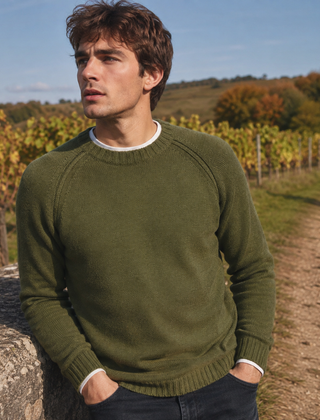 Maglione uomo verde militare a girocollo con maniche raglan e polsini a costine