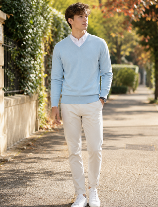 Maglione uomo blu pastello a scollo a V con polsi e fondo a coste