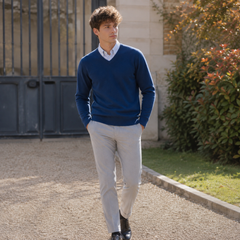 Maglione uomo blu a tinta unita con scollo a V e bordi a coste