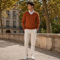 Maglione uomo color caffè con scollo a V abbinato a pantaloni chiari