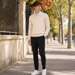 Maglione uomo crema con scollo a V, camicia a righe e pantaloni blu scuro