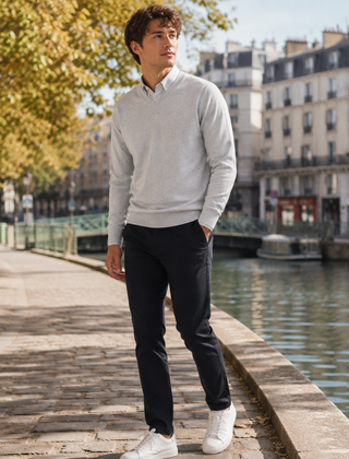 Maglione uomo grigio chiaro con scollo a V, camicia bianca e sneakers bianche