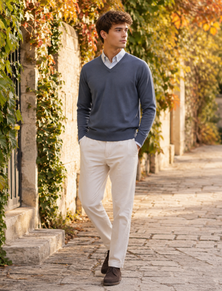 Maglione uomo grigio scuro a scollo a V con maniche lunghe e pantaloni chiari