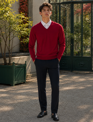 Maglione uomo rosso con scollo a V e camicia bianca sotto, pantaloni scuri