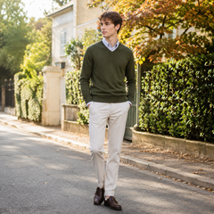 Maglione uomo verde militare con scollo a V e mocassini marroni
