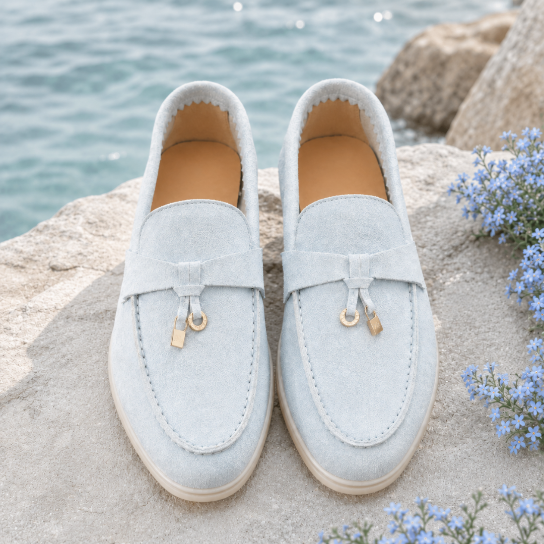 Mocassini donna azzurri visti dall'alto con fascetta e charm dorati sul davanti
