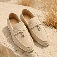 Mocassini donna beige slip-on con fascetta sul davanti e piccoli pendenti dorati