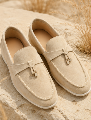 Mocassini donna beige slip-on con fascetta sul davanti e piccoli pendenti dorati