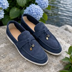 Mocassini donna blu navy con charm dorati e cuciture a vista sul bordo