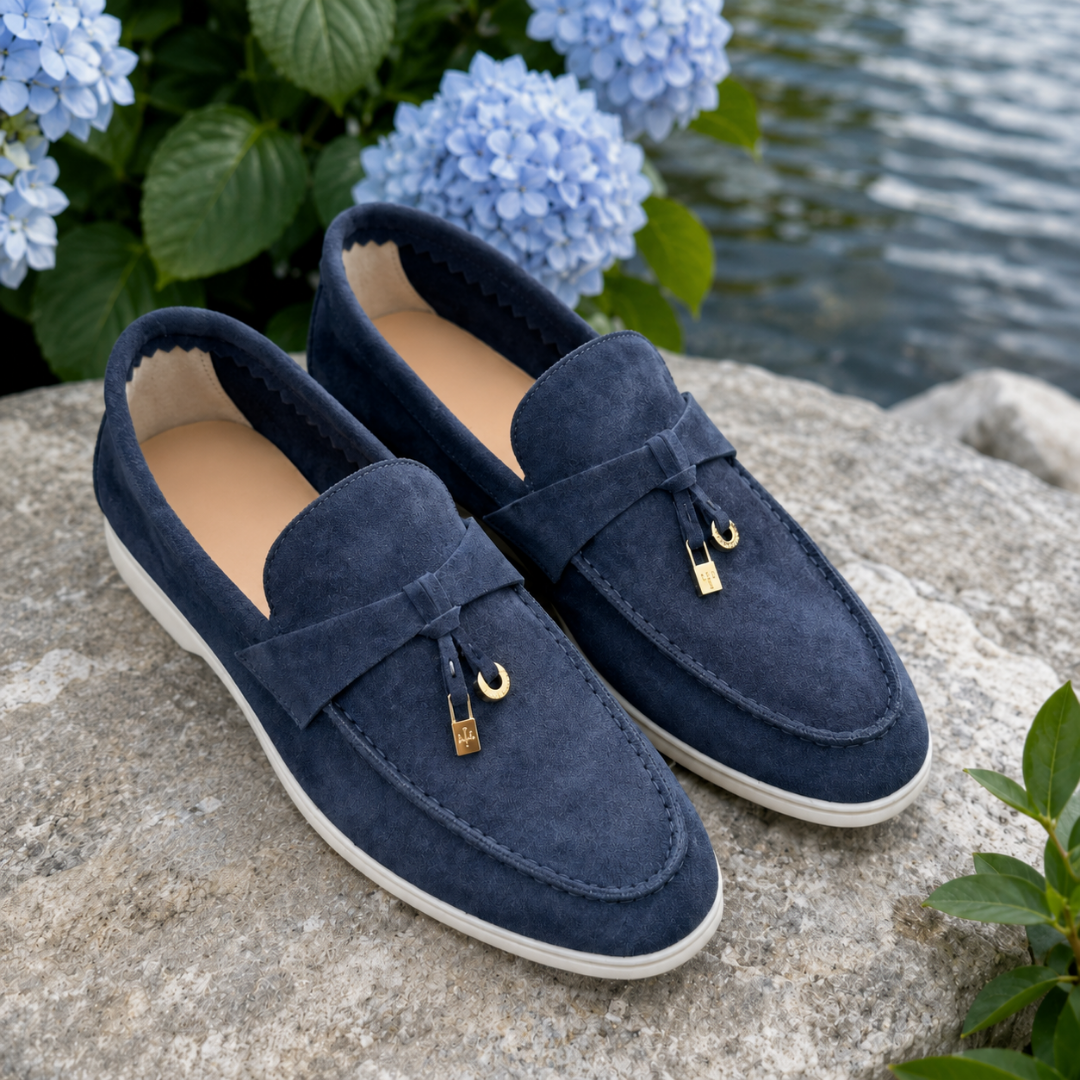 Mocassini donna blu navy con charm dorati e cuciture a vista sul bordo