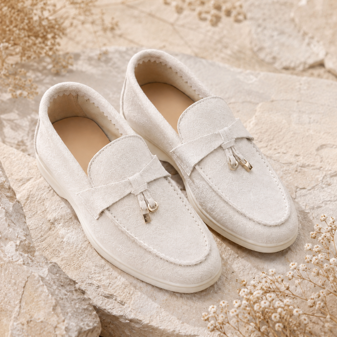 Mocassini donna color crema con cuciture a vista sulla punta e charm dorati