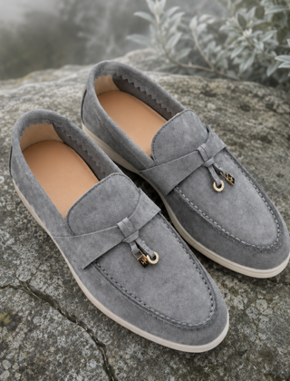 Mocassini donna grigio chiaro slip-on con fascetta e due charm dorati