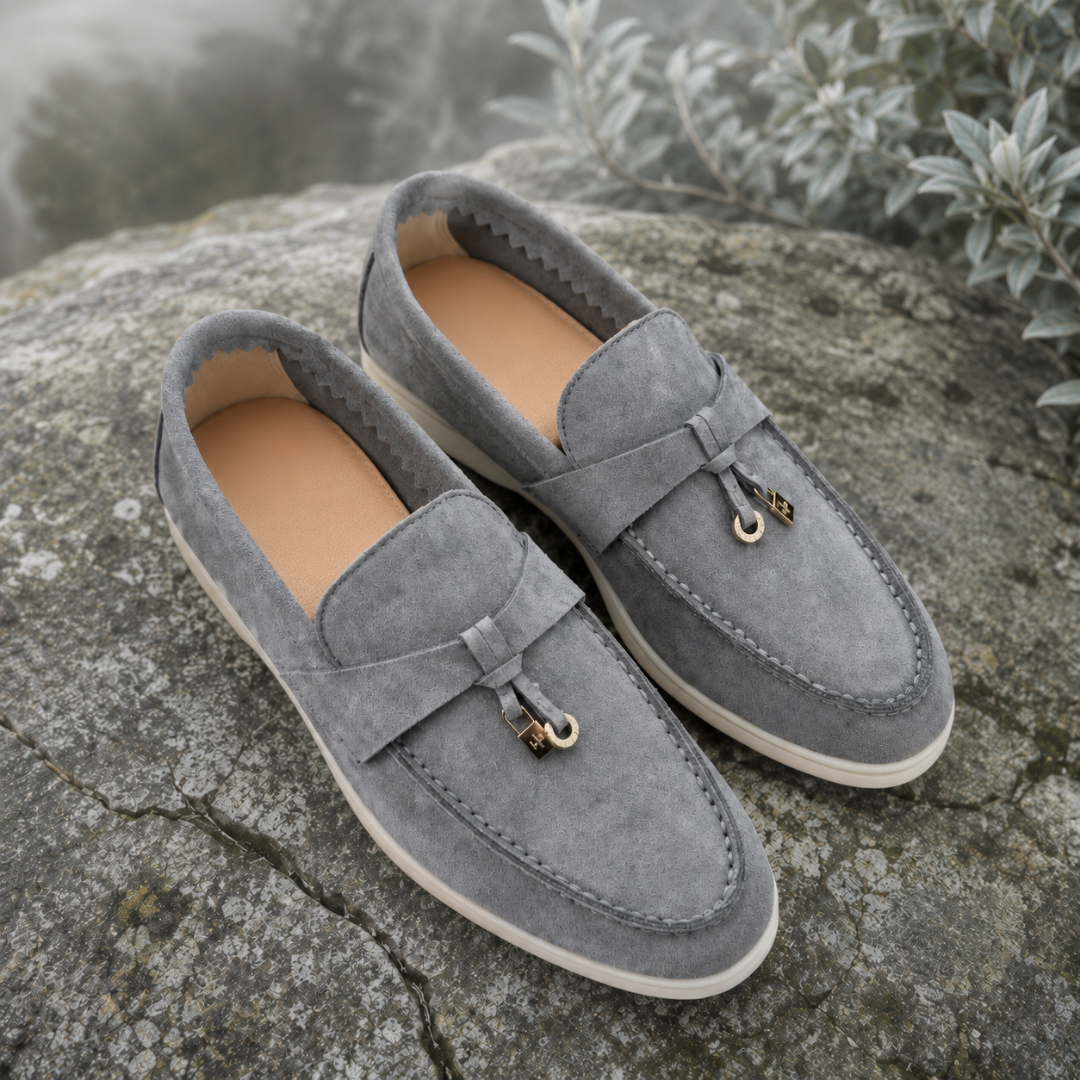Mocassini donna grigio chiaro slip-on con fascetta e due charm dorati