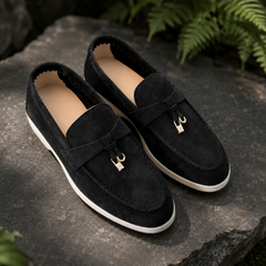 Mocassini donna neri slip-on con fascetta, charm dorati e suola bianca